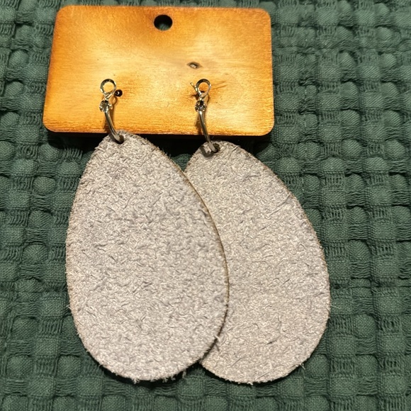 Boutique earrings - Picture 2 of 6